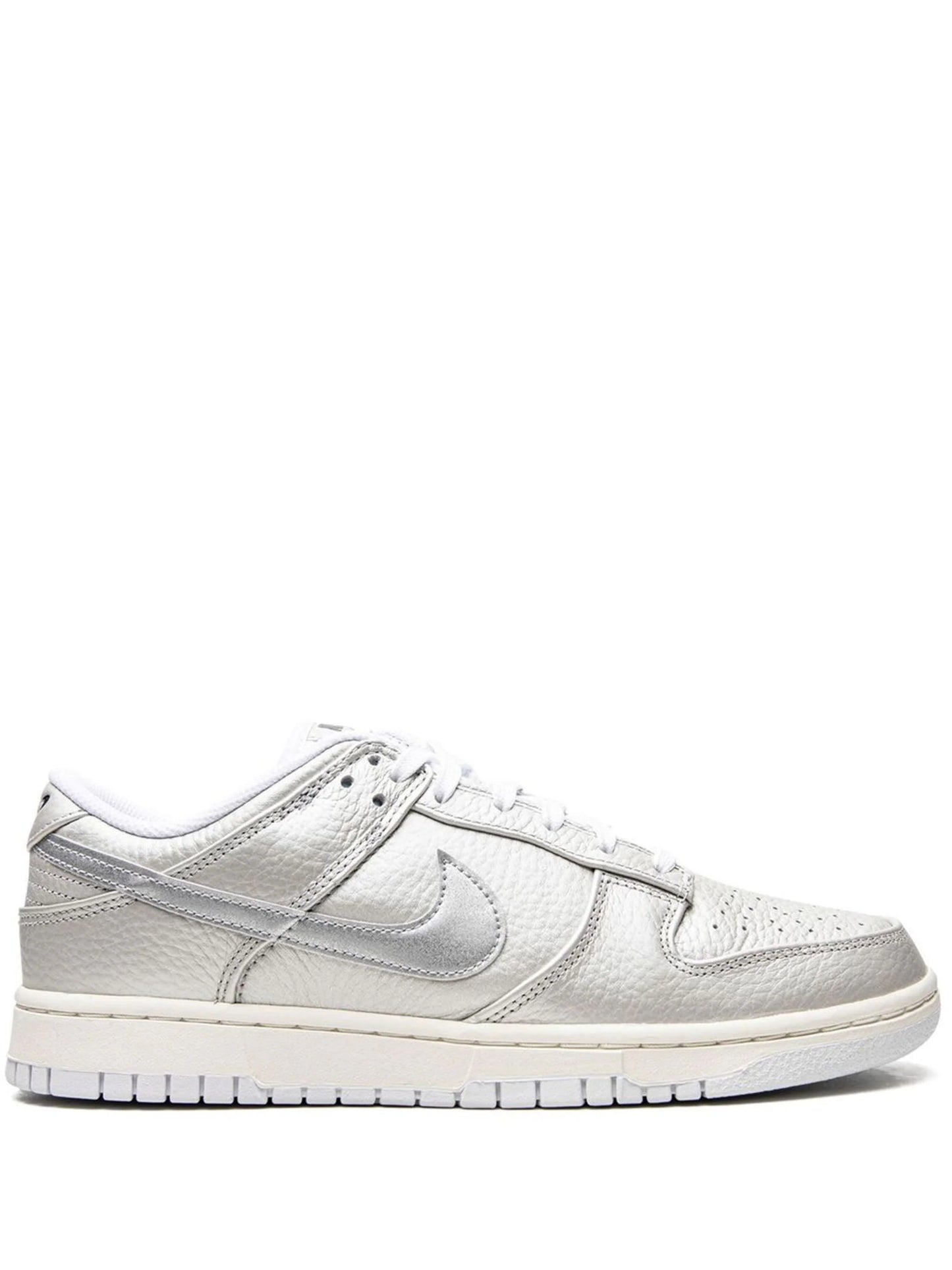 Nike Dunk Low SE "Metallic Silver"